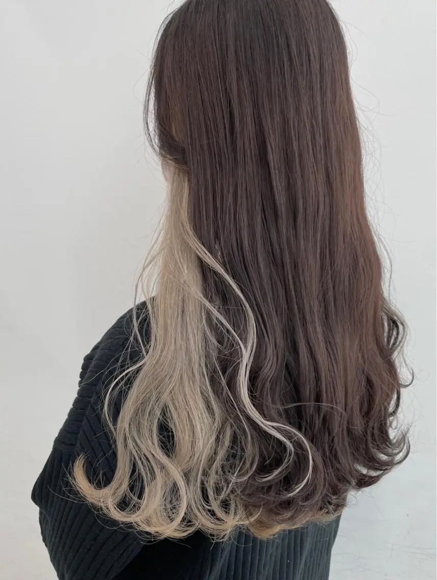 セミロング カラー ヘアアレンジ ブリーチ イヤリングカラー シルバー ホワイトシルバー ヘアカラー トリートメント 🦄インナーカラー 🦄貫井彩花のヘアスタイル