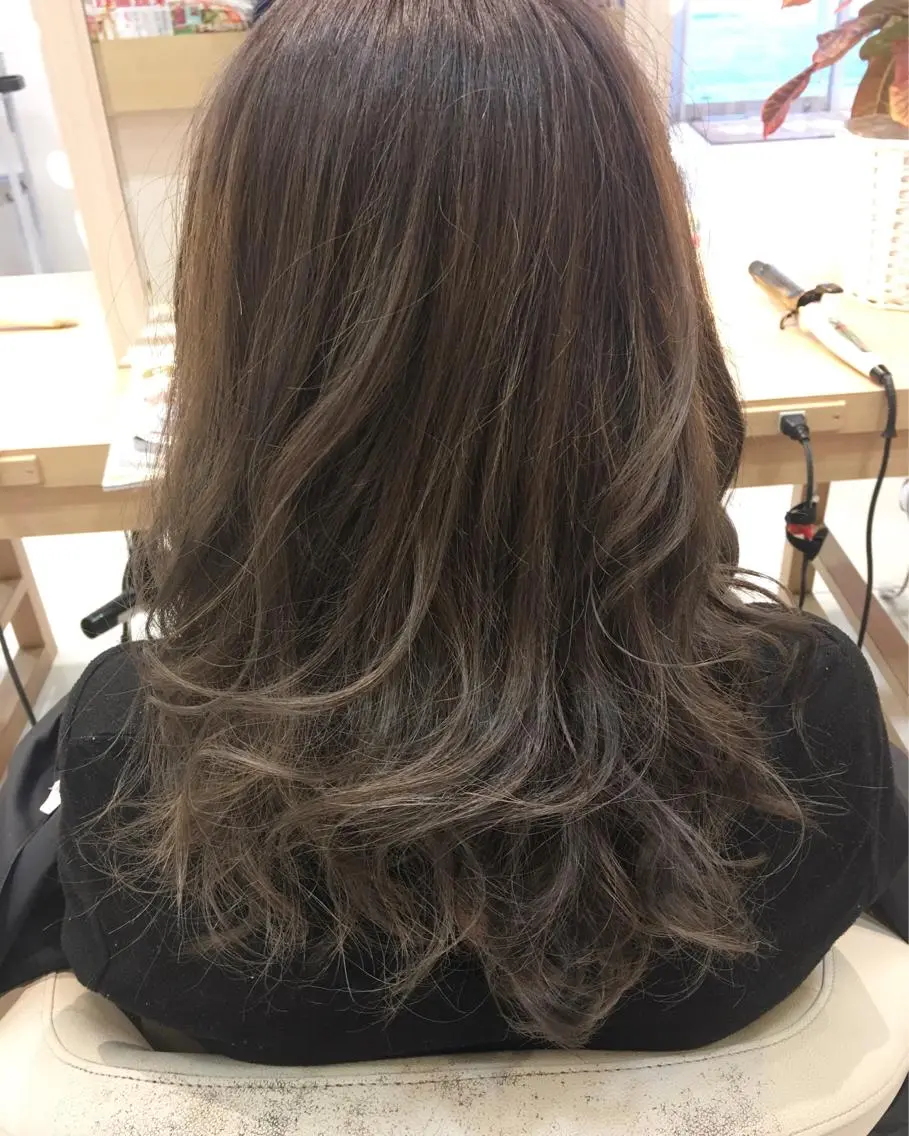 ミディアム カラー ベージュカラー ブリーチ ハイライトカラー パープルカラー ハイライト 小田原NO1 美容師 飯田飛翔のヘアスタイル
