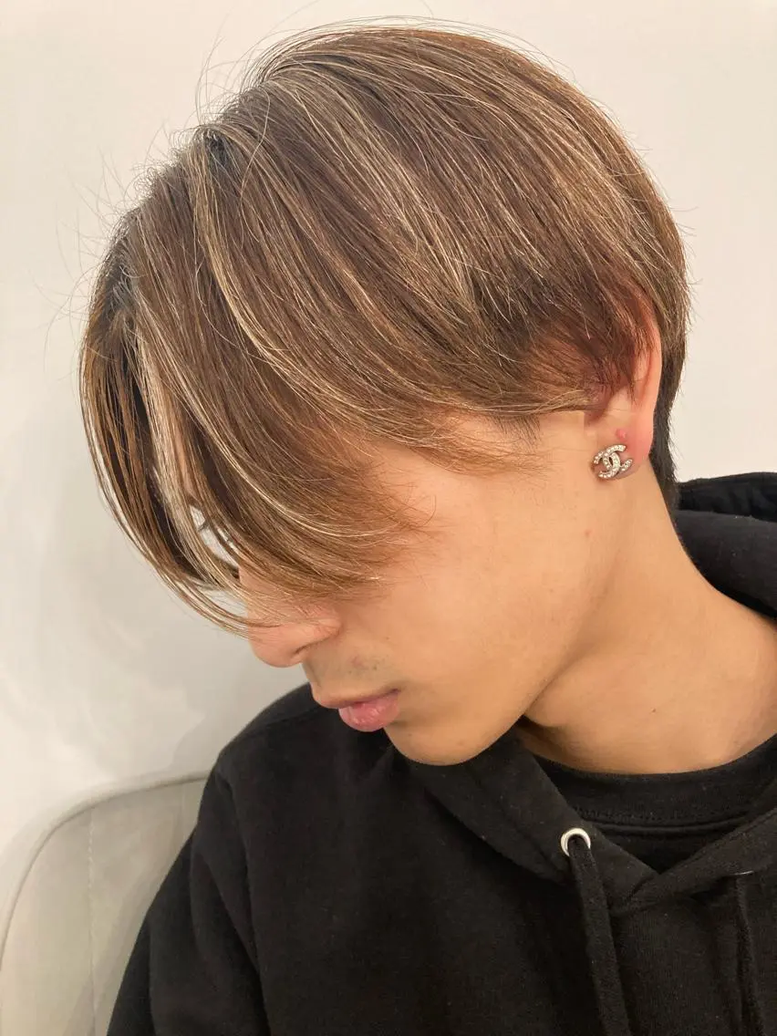 カラー メンズ センターパート メンズメッシュ ブロンド メッシュ ホワイトブロンド 新宿/髪質改善/ 阿久津凜のヘアスタイル