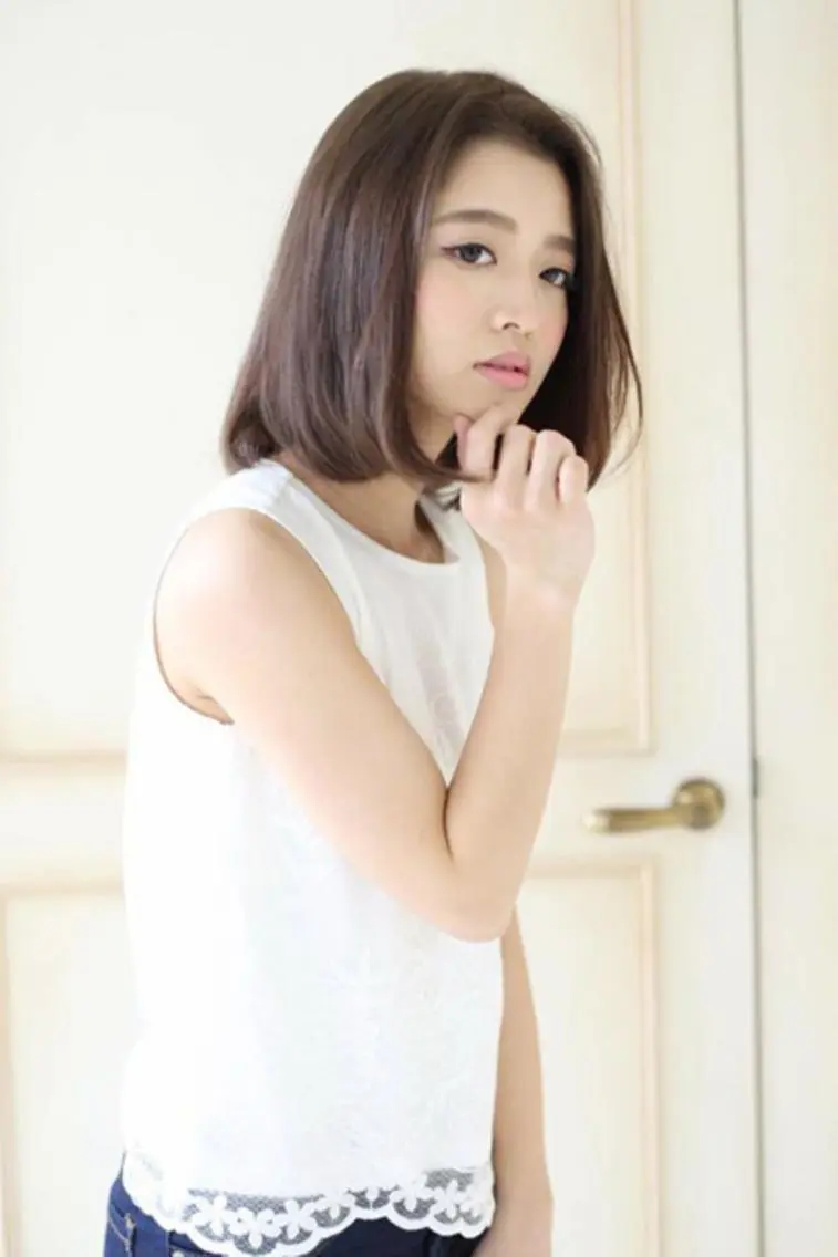 ショート レイヤーカット✖️ 柔らかベージュカラーのヘアスタイル
