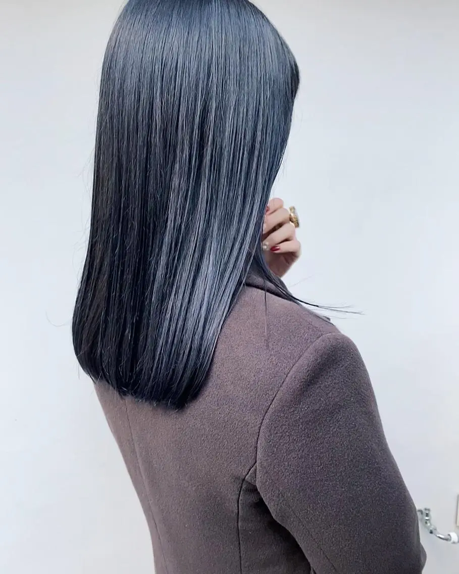 セミロング カラー 黒髪 ブリーチ ブルーカラー ブルーブラック ブリーチなしカラー tonari 梅田、中崎町のヘアスタイル