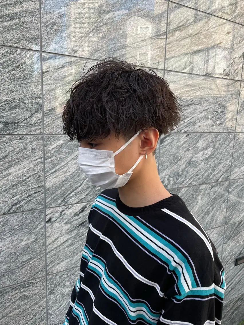 ショート カラー パーマ ヘアアレンジ メンズ マツエク・マツパ アイブロウ センターパート メンズハイトーン マッシュウルフ マッシュ メンズパーマ カット パーマ トリートメント ヘッドスパ ヘアセット スパイキー/フェザー /波巻き/かいとのヘアスタイル