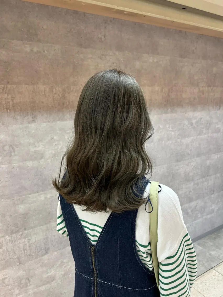 セミロング カラー ブリーチ グレージュ ブリーチなしカラー オリーブグレージュ オリーブグレー カット ヘアカラー アンダーバーホワイト 堺東店のヘアスタイル