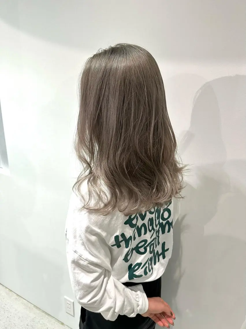 ミディアム カラー シルバー ホワイトシルバー MUK ムクのヘアスタイル