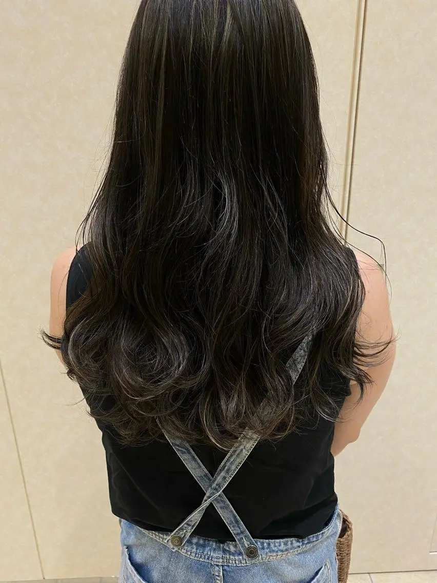 ロング 小倉 沙織のヘアスタイル