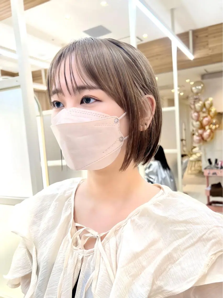 ショート カラー 切りっぱなしボブ 前下がりボブ ベージュカラー ブリーチ グレージュ カット ヘアカラー トリートメント レイヤー専門家 ダブルカラー修のヘアスタイル