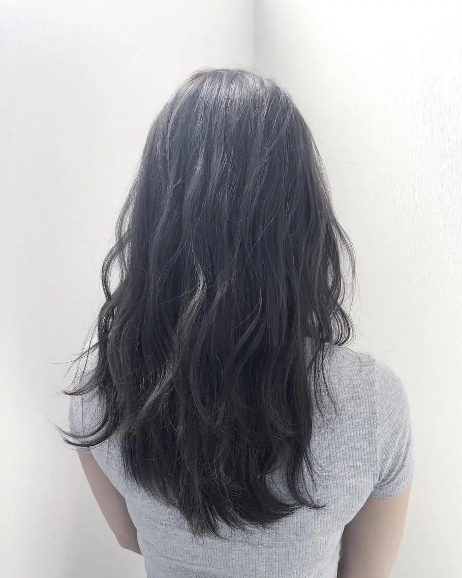 ロング カラー ダークグレー ハイライトカラー ハイライト 白井 つづりのヘアスタイル