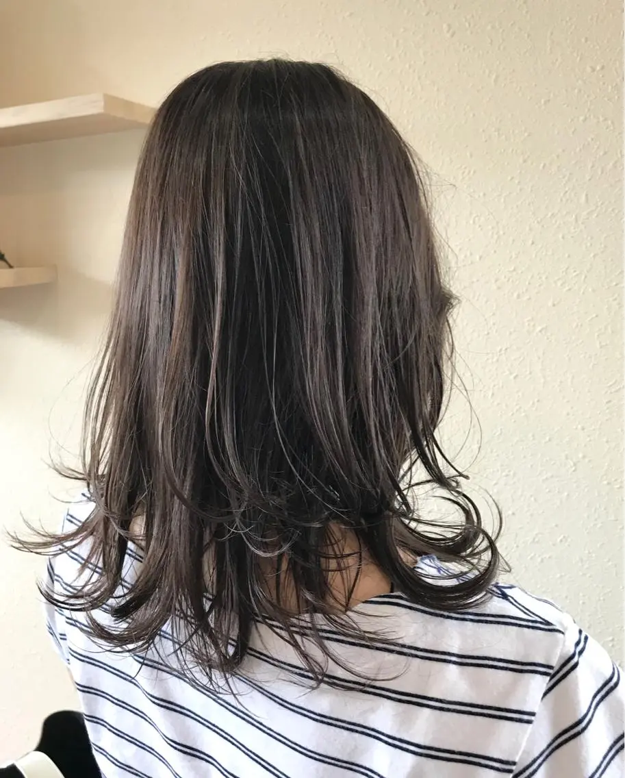 セミロング カラー 中川 茜里のヘアスタイル
