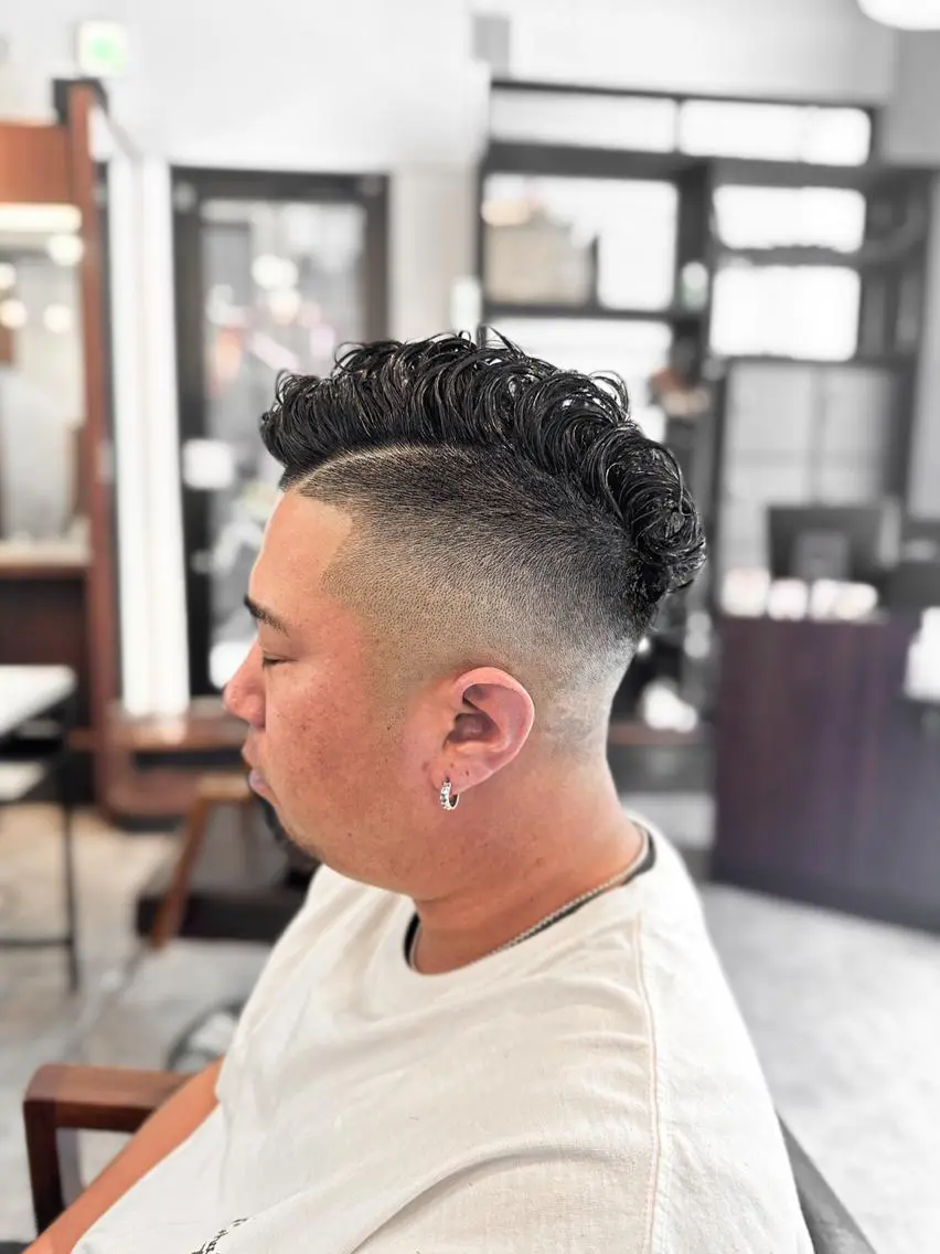 パーマ メンズ フェードカット メンズパーマ スキンフェード カット パーマ ブリーチカラー🔥 パーマ【佐々木凌平】のヘアスタイル
