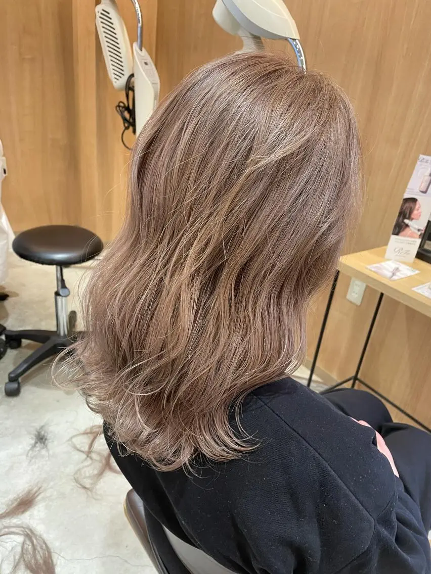 セミロング カラー ベージュカラー 透明感カラー ミルクティーベージュ 堀田 将輝のヘアスタイル