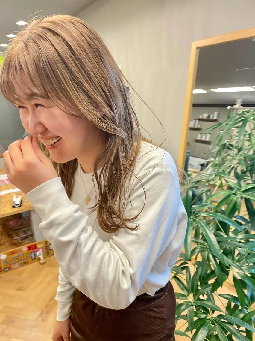 ミディアム カラー パーマ ベージュカラー ミルクティーベージュ カット パーマ トリートメント tatsumi/ボブ ウルフ/レイヤーのヘアスタイル