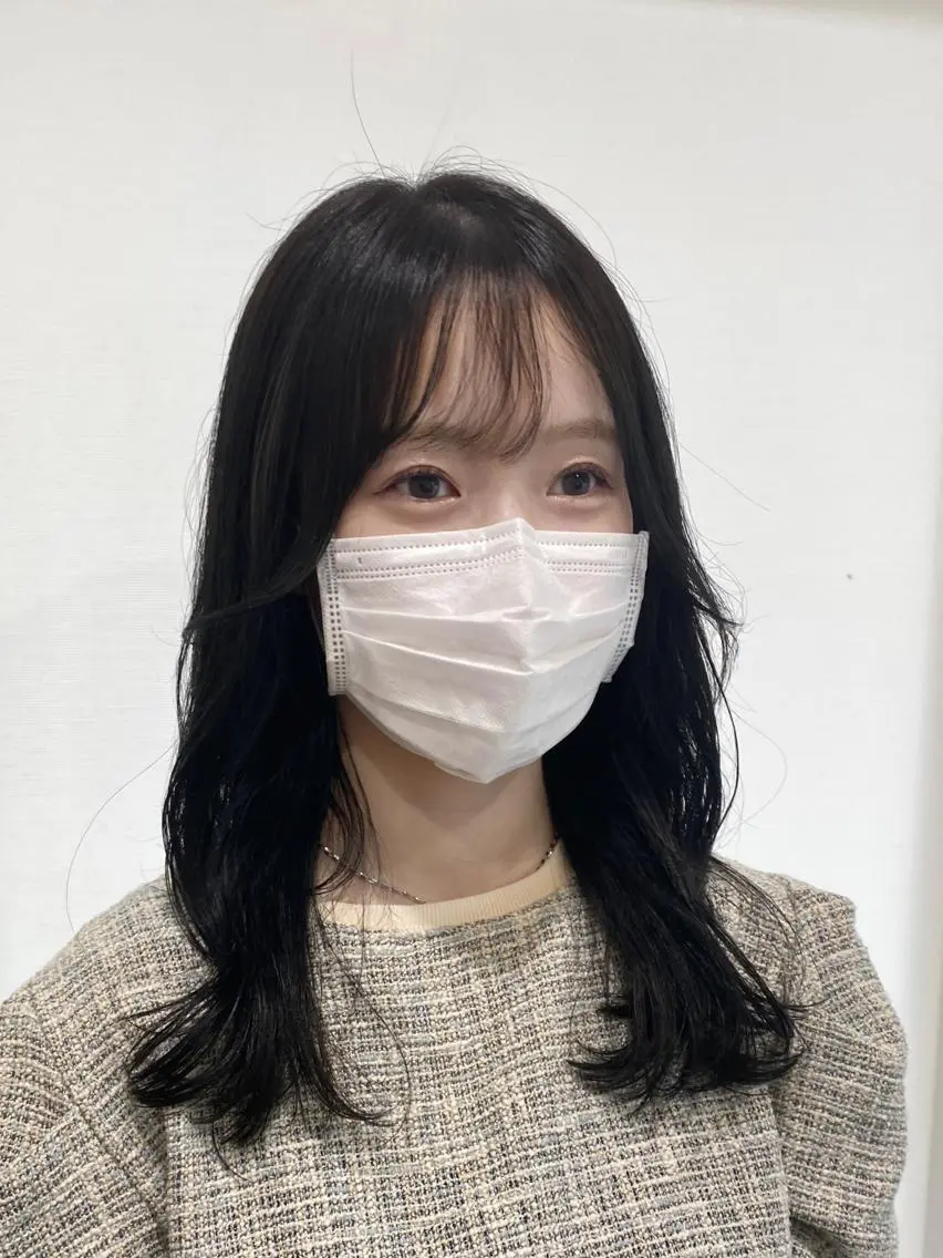 ミディアム カラー 黒髪 ブルーカラー ブルーブラック くびれヘア 韓国風ヘア カット ヘアカラー RIKA韓国ヘア/く びれヘア/上品カラーのヘアスタイル