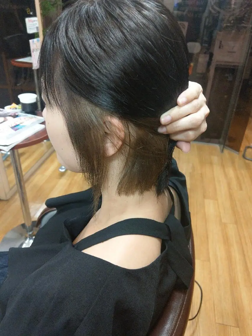 ショート カラー ブルーカラー ブルージュ インナーカラー Uketoru 横田健のヘアスタイル
