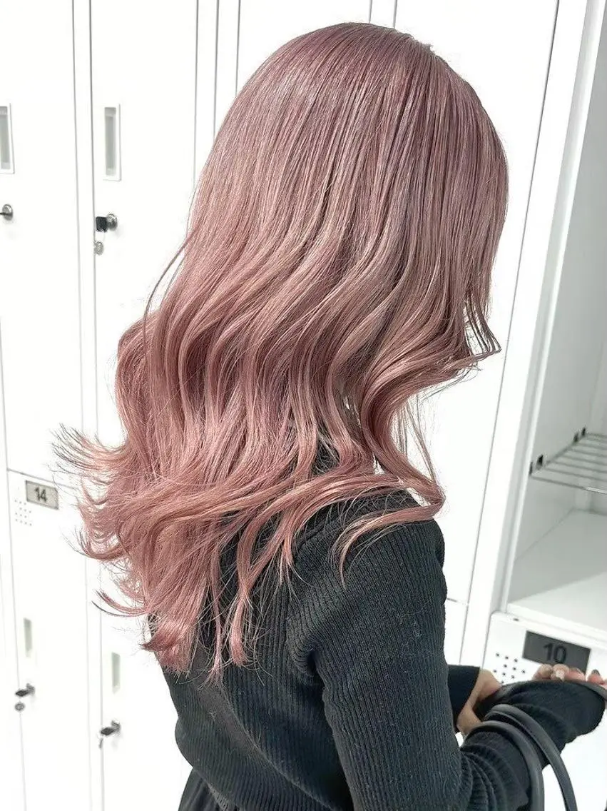 セミロング カラー パーマ ピンクカラー 艶髪ハイトーン✨ 🩷AMI🩷のヘアスタイル