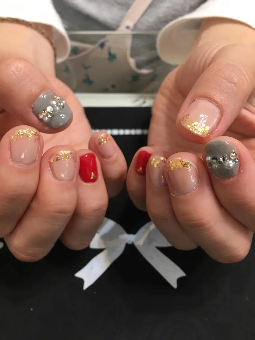 ネイル ホログラムネイル 赤色 ブライダルネイル ハンドネイル 🌈KANÅKO 🌈のネイルデザイン