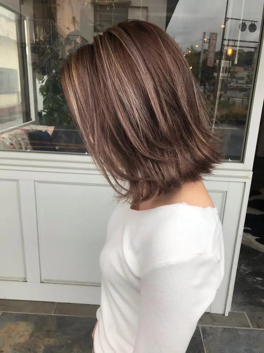 ミディアム カラー ヘアアレンジ お団子ヘア 切りっぱなしボブ バレイヤージュ ブリーチ デザインカラー Mariana/ 鶴原-ハイライトのヘアスタイル