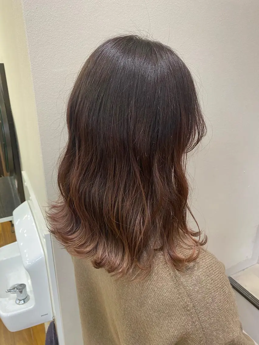 ミディアム カラー バレイヤージュ グレージュ ピンクカラー レイヤーカット 東條 克義のヘアスタイル