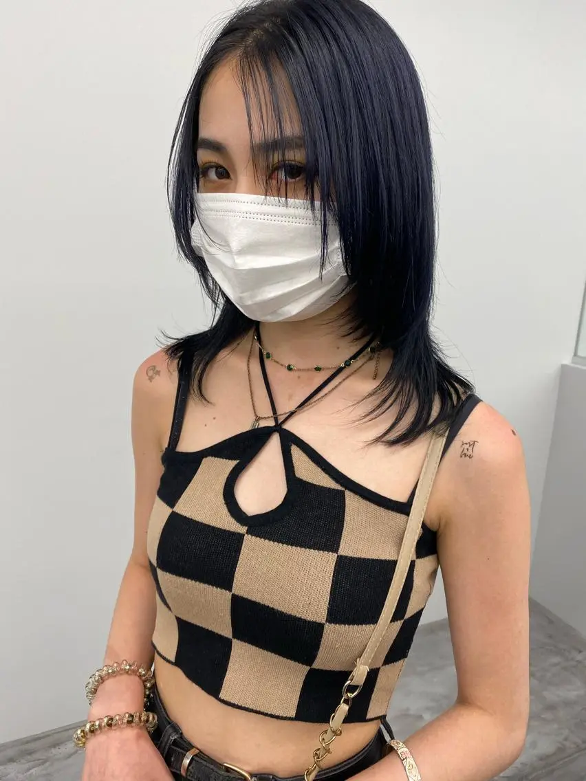 セミロング カラー ブリーチ ネイビーカラー ウルフカット 寒河江 友花のヘアスタイル