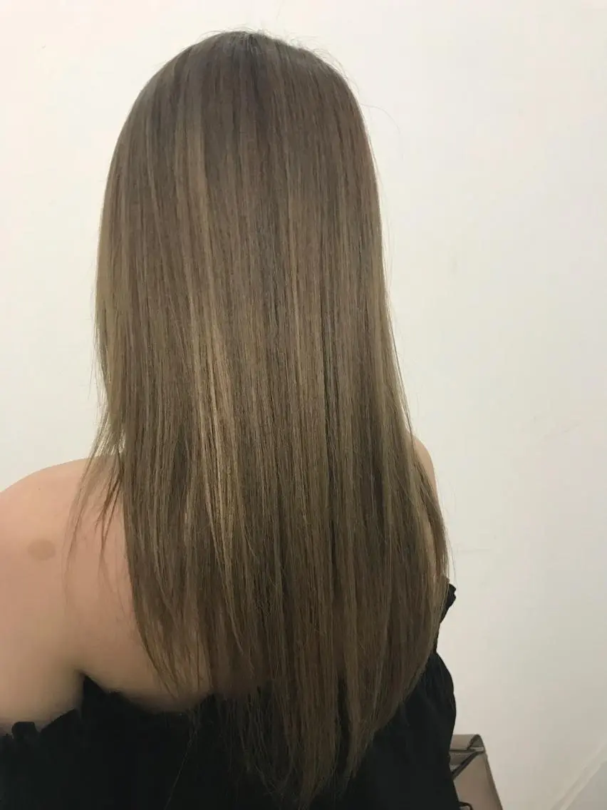 ミディアム カラー レイヤーカット 西村あきやのヘアスタイル