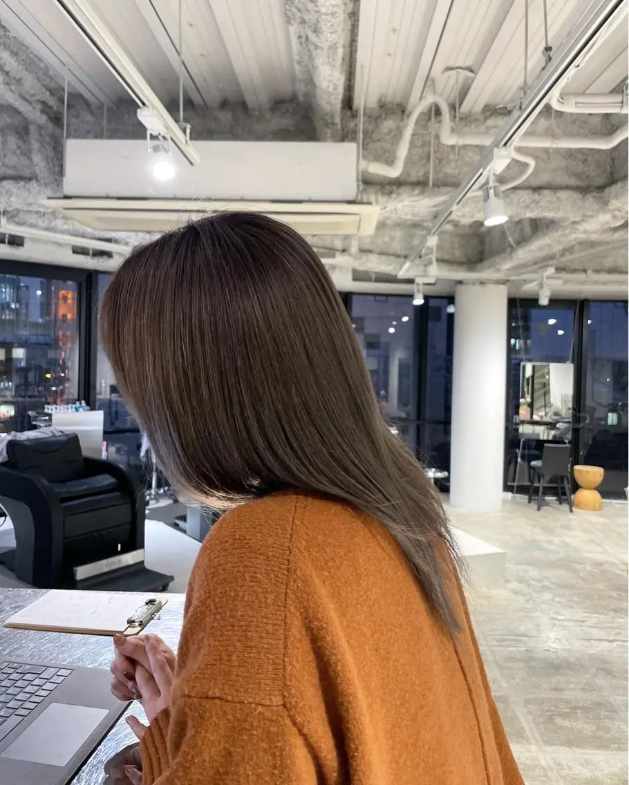 ロング カラー グレージュ 透明感カラー/顔周り レイヤー/髪質改善のヘアスタイル