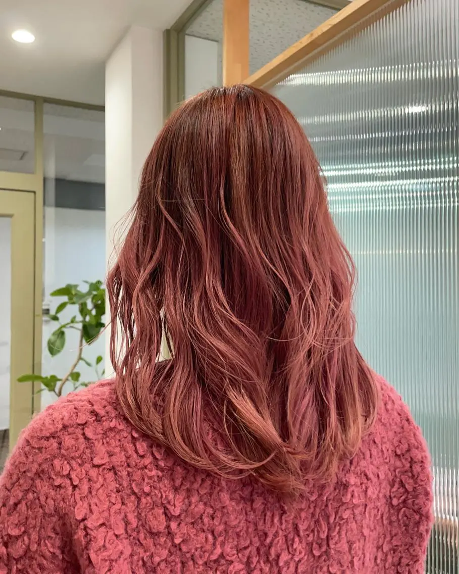セミロング カラー グラデーションカラー ハイライトカラー ハイライト カットパーマモデル 山中 遥のヘアスタイル