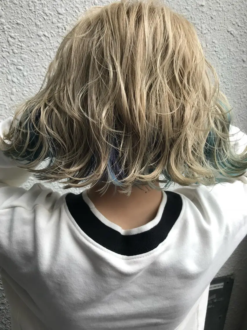 ミディアム カラー アッシュ ベージュカラー ブリーチ ブルーカラー ココテラス メンズカットのヘアスタイル