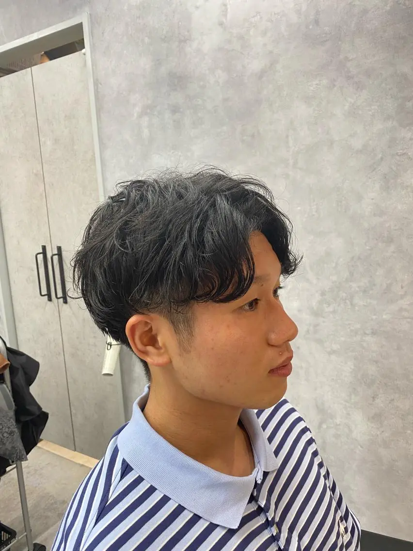 ミディアム パーマ メンズ センターパート 大阪メンズヘアのプロ 高橋 直希のヘアスタイル