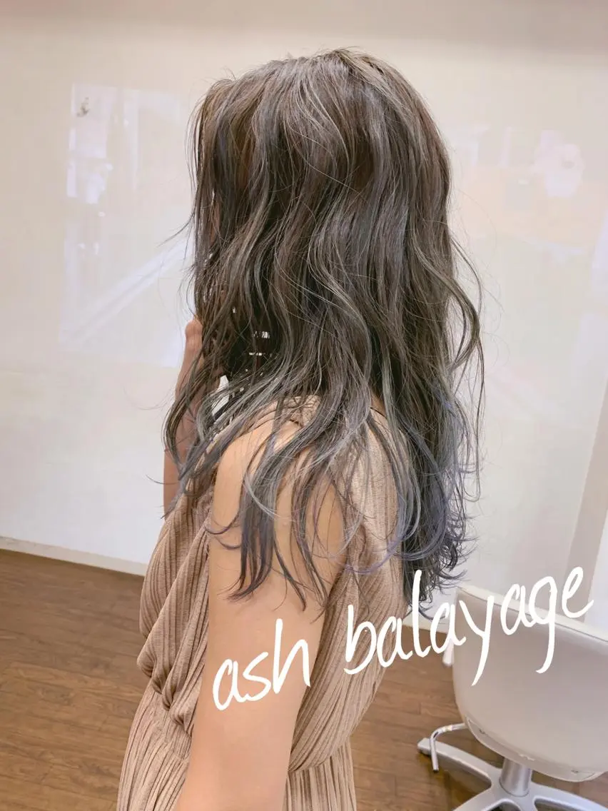セミロング カラー アッシュ バレイヤージュ ベージュカラー レイヤーカット ヘアカラー GLAD 萩原のヘアスタイル