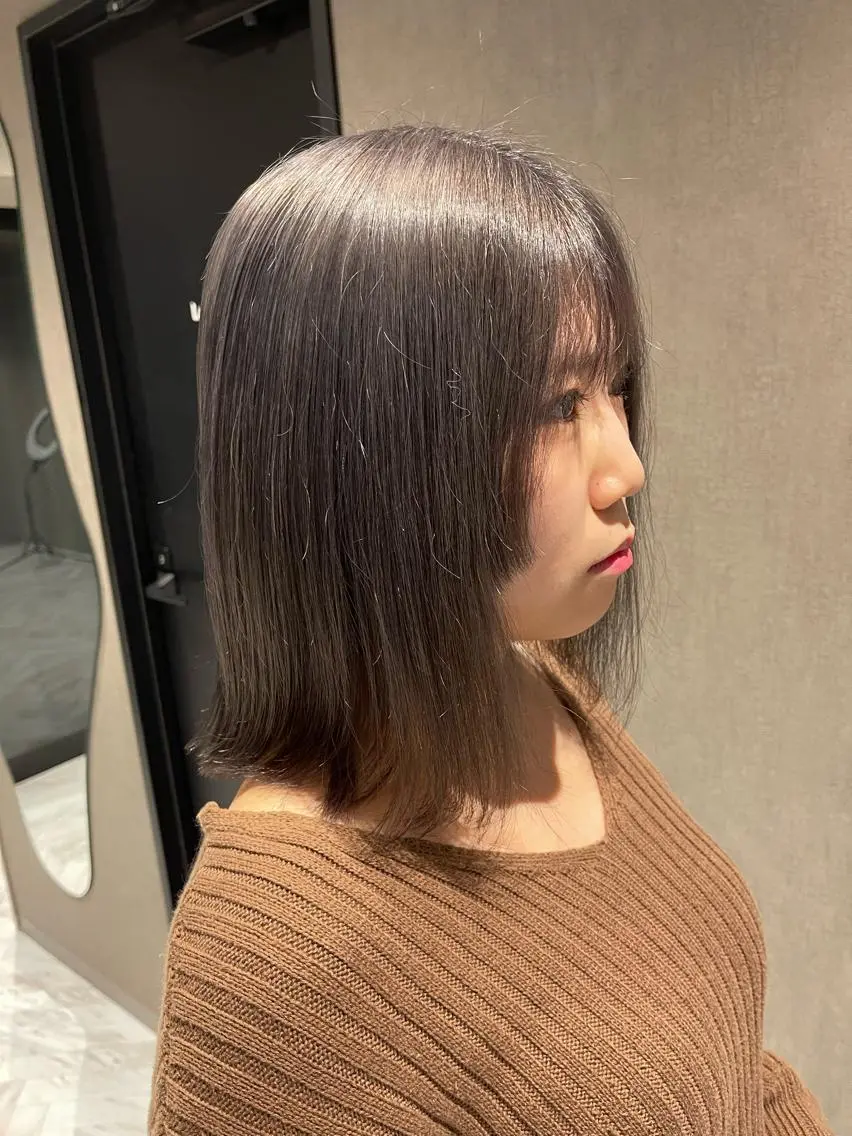 ミディアム カラー ブリーチ グレージュ ヘアカラー トリートメント 高品質シールエクステ /艶髪/HIROのヘアスタイル