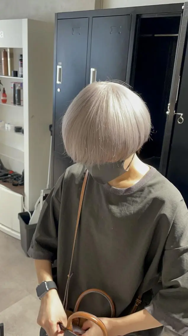 カラー ショート 黒髪 ブリーチ 抜きっぱなしブロンド ブルーカラー ブルーブラック Selene hair OSAKAのヘアスタイル