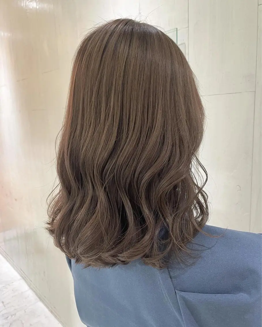 ミディアム カラー アッシュ ベージュカラー 透明感カラー 外国人風カラー レイヤーカット カット ヘアカラー トリートメント 河合秀明/ショート /ボブ/レイヤーのヘアスタイル