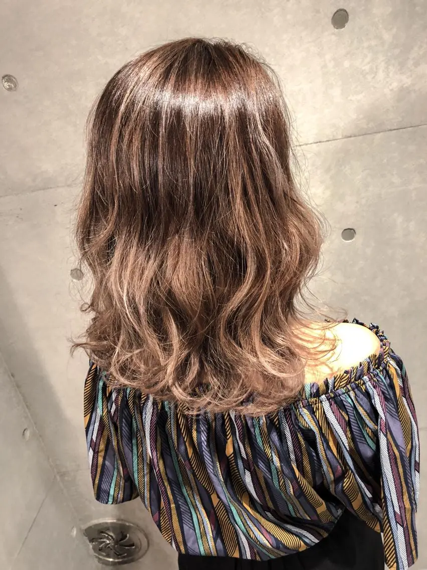 ミディアム カラー アッシュ バレイヤージュ ベージュカラー レイヤーカット トリートメント ヘッドスパ レイヤーカット× 髪質改善たもりのヘアスタイル