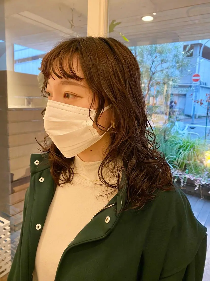 ミディアム パーマ ミディアムパーマ 顔まわりレイヤー レイヤーカット カット パーマ トリートメント BELLA阿部野 TOMOMIのヘアスタイル