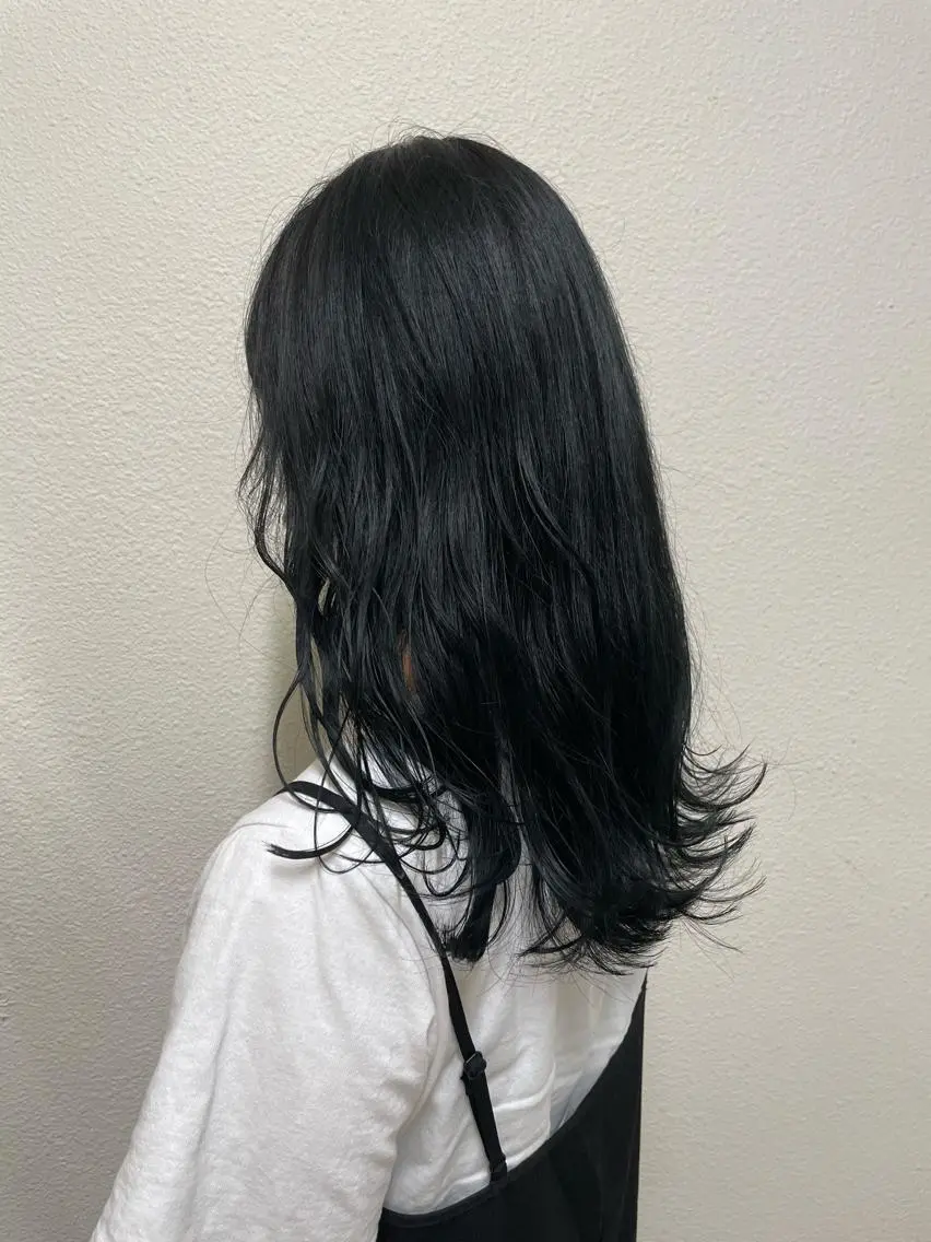 ミディアム カラー ヘアアレンジ 黒髪 ブルーカラー ブルーブラック 透明感カラー 新宿/顔周りカット/ レイヤー/がっきーのヘアスタイル