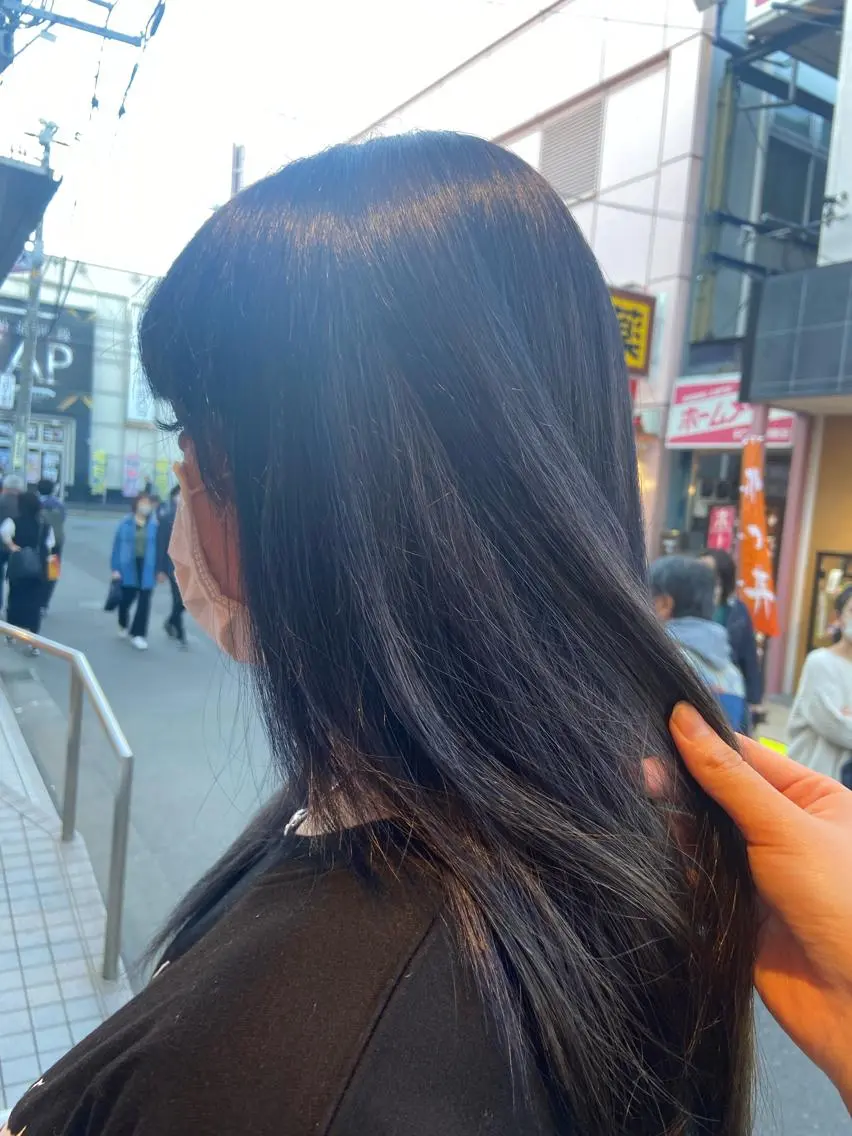 ロング カラー 黒髪 ブルーカラー ブルーブラック なつな/ 透明感カラーのヘアスタイル