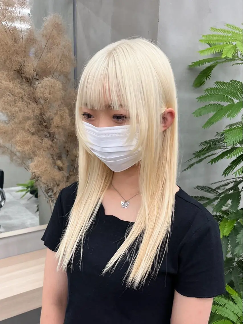 セミロング カラー イツク ⚡️ ルーツ/ハイトーンのヘアスタイル