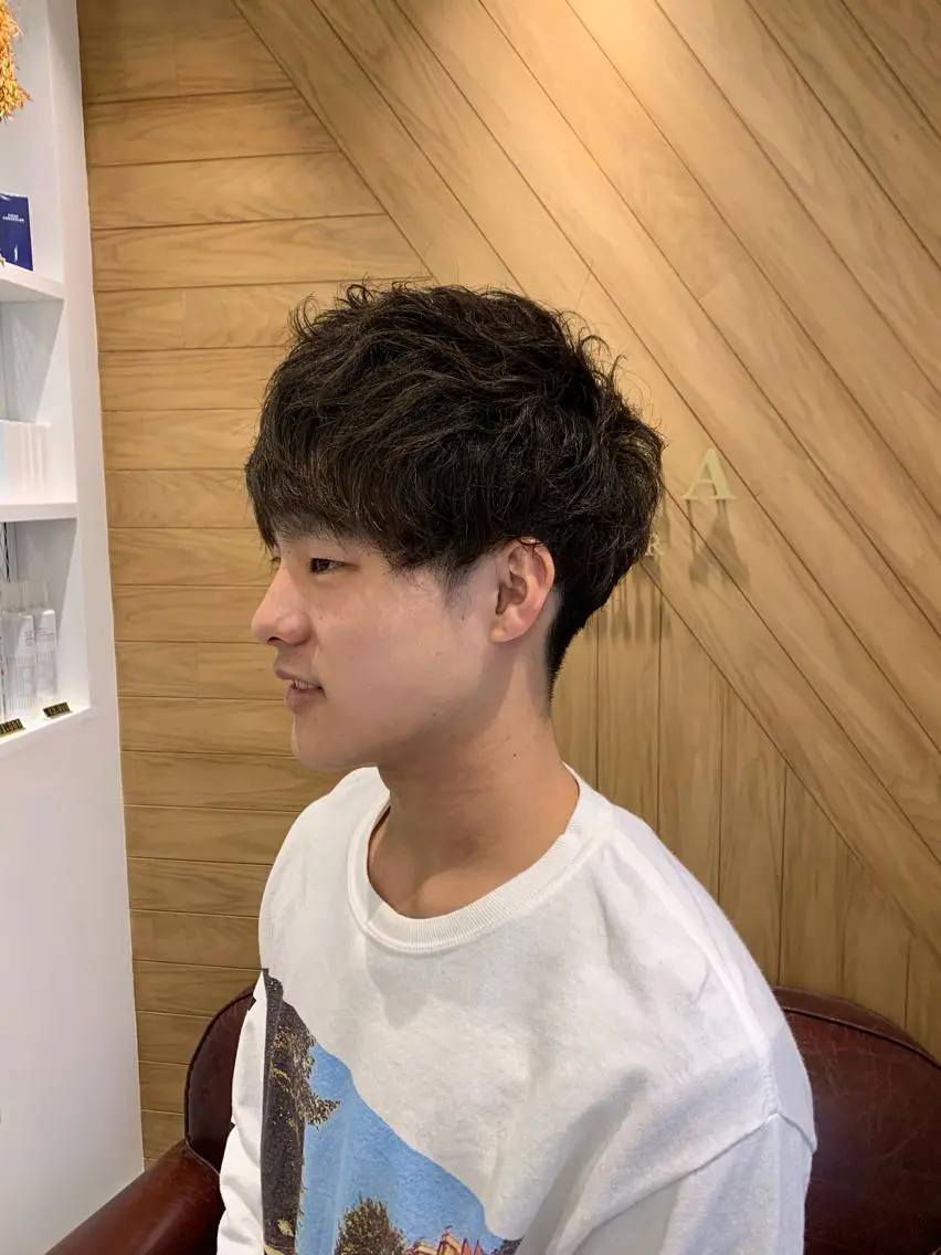 ショート パーマ メンズ 鈴村 大介のヘアスタイル