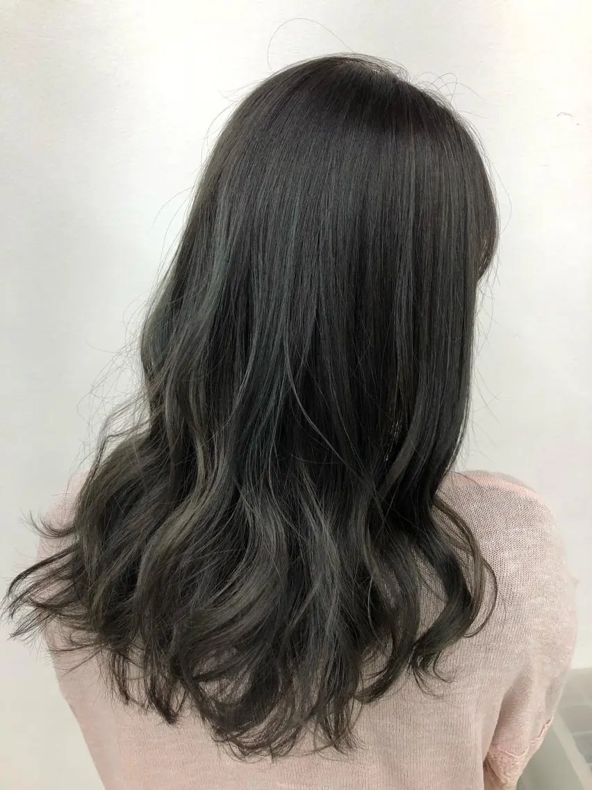 ロング カラー 透明感カラー ダークグレー ダークグレージュ グレージュ 岩崎 裕司のヘアスタイル