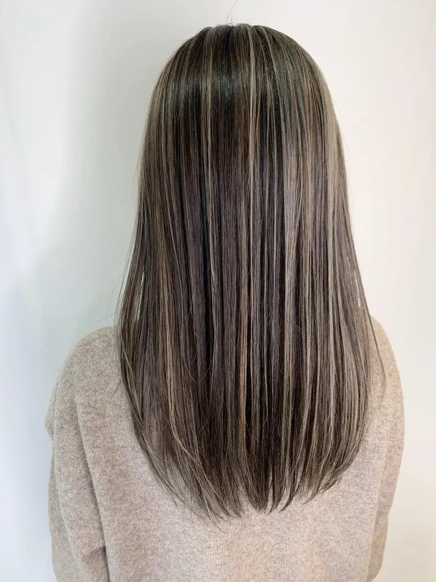 セミロング カラー パーマ ヘアアレンジ シールエクステ アッシュ バレイヤージュ ベージュカラー ブリーチ ハイトーン カラーのヘアスタイル