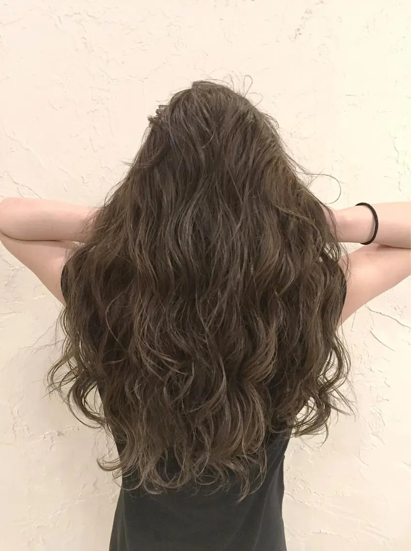 ロング 韓国レイヤー外国人風 透明感カラー髪質改善のヘアスタイル
