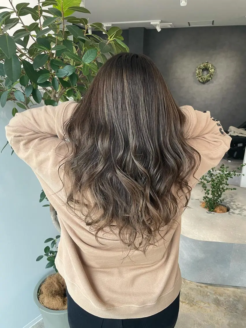 ロング ヘアカラー 岸川 恭子のヘアスタイル