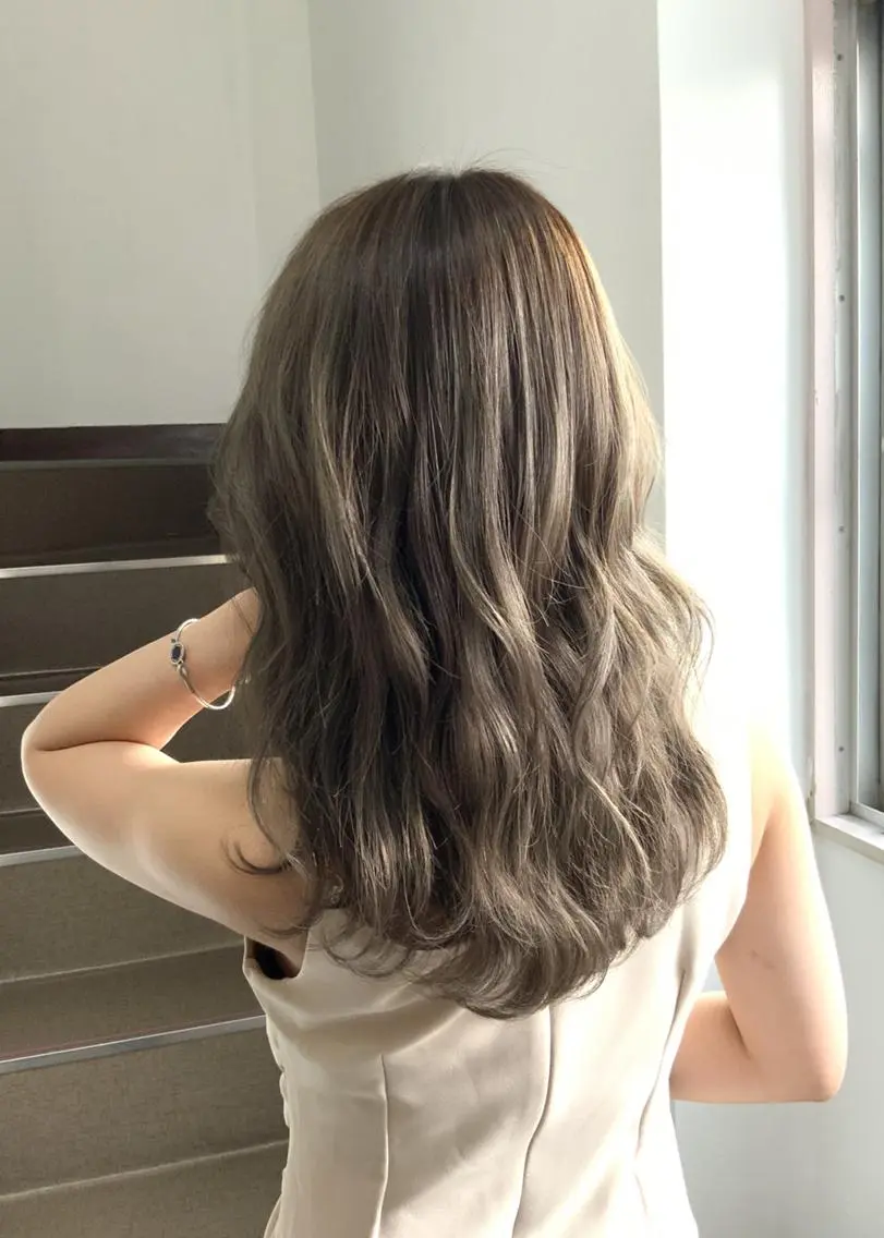 セミロング カラー ハイトーン得意😍 Lumiereのヘアスタイル