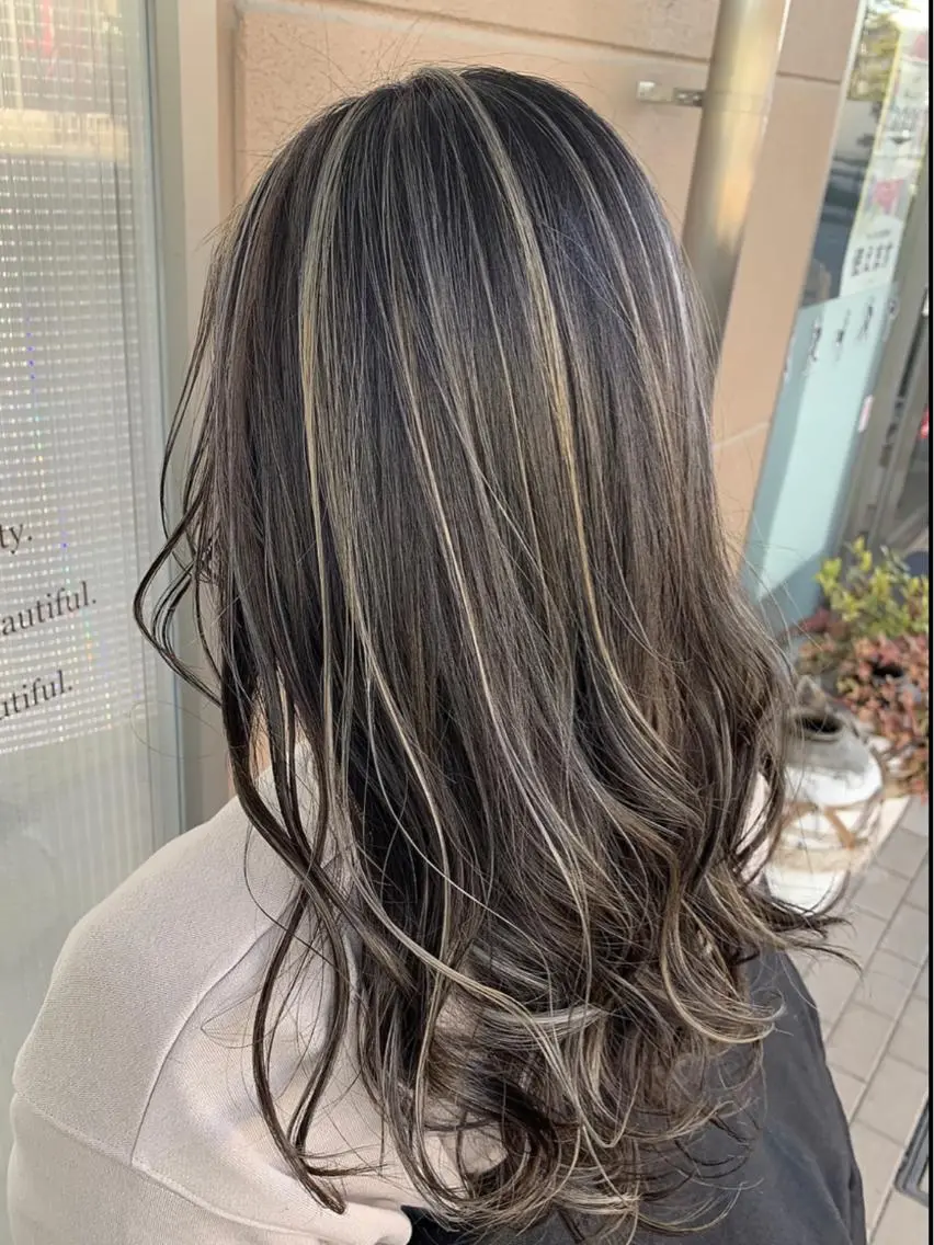 ミディアム はなざわ めいのヘアスタイル