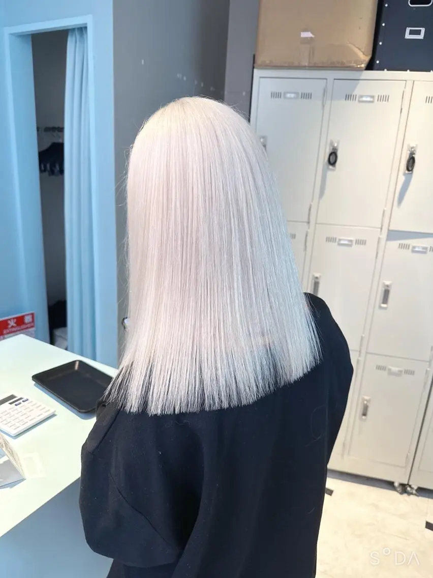セミロング カラー 🪄池袋ハイトーン 🪄ブリーチカラーのヘアスタイル