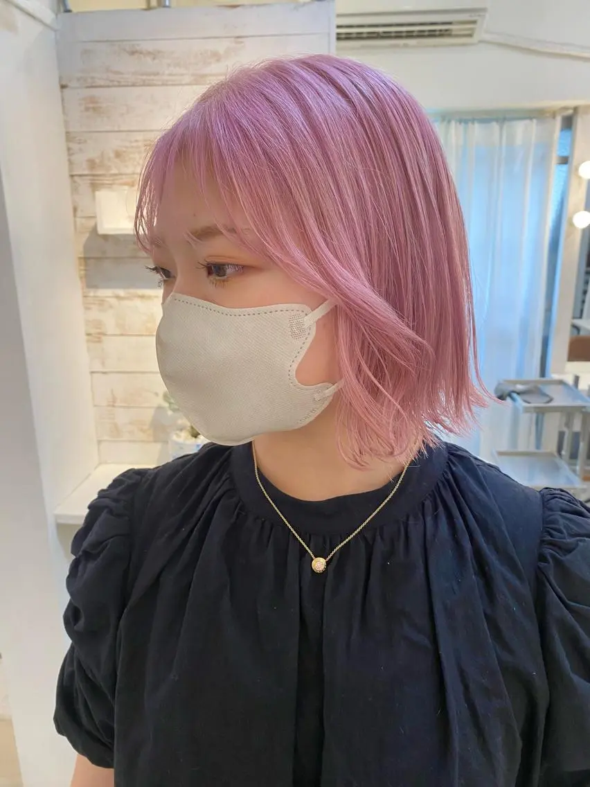 ショート カラー ブリーチ ケアブリーチ ピンクカラー ホワイトピンク 天神最安値エクステ カラーレイヤーカットのヘアスタイル