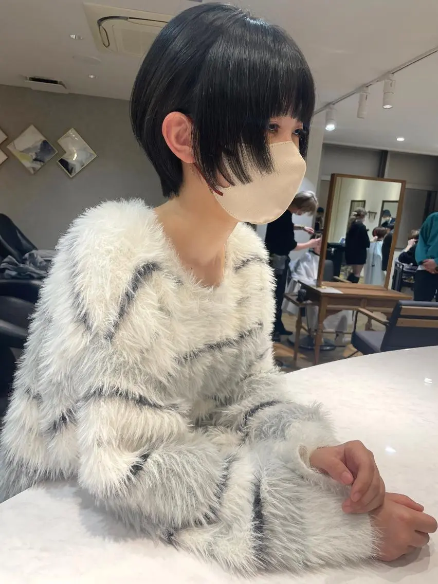 ショート 透明感オリーブ🫒/ ブリーチなしWカラーのヘアスタイル
