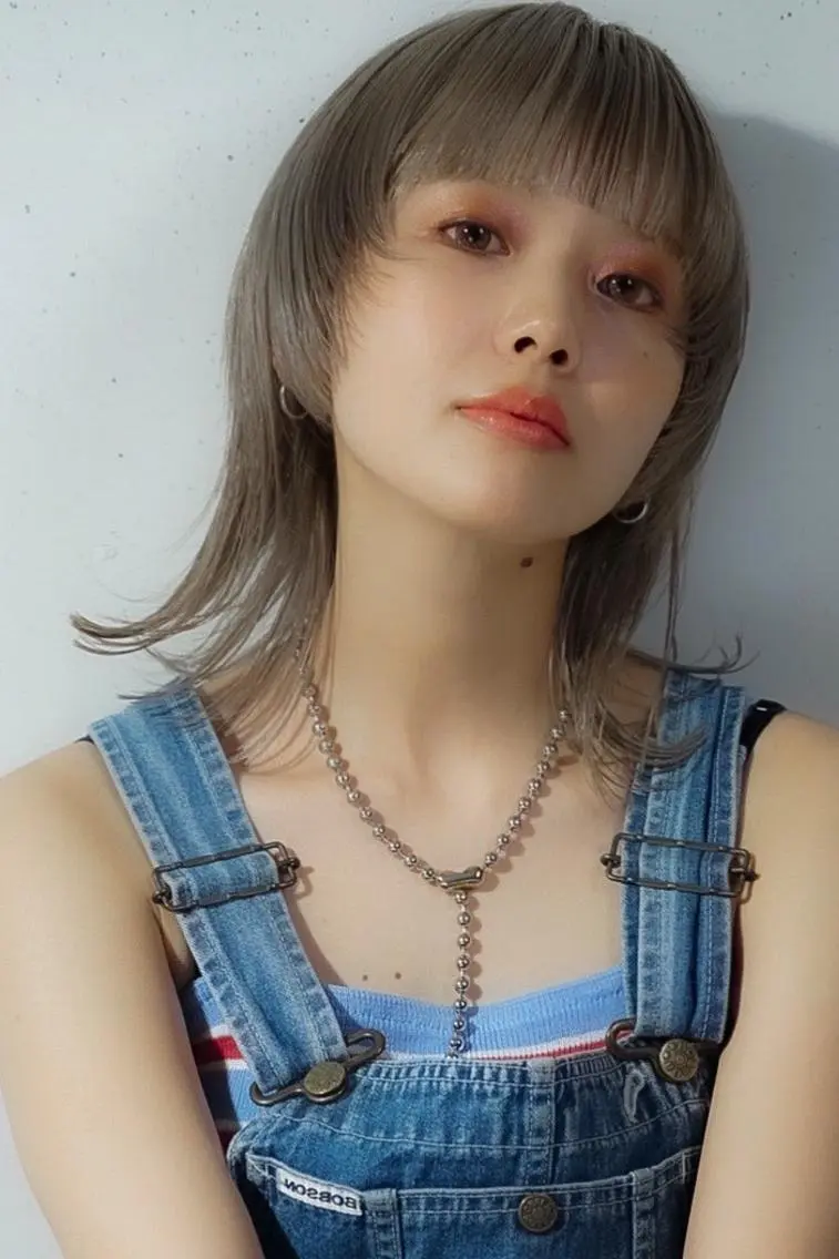 ミディアム カラー アッシュ アッシュグレー ブリーチ ウルフカット カット ヘアカラー トリートメント ウルフカット レイヤーカット上柿のヘアスタイル