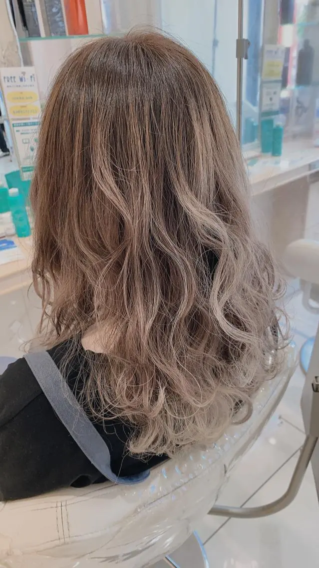 ロング カラー バレイヤージュ ブリーチ グレージュ ピンクカラー レイヤーカット 鈴木 華枝のヘアスタイル