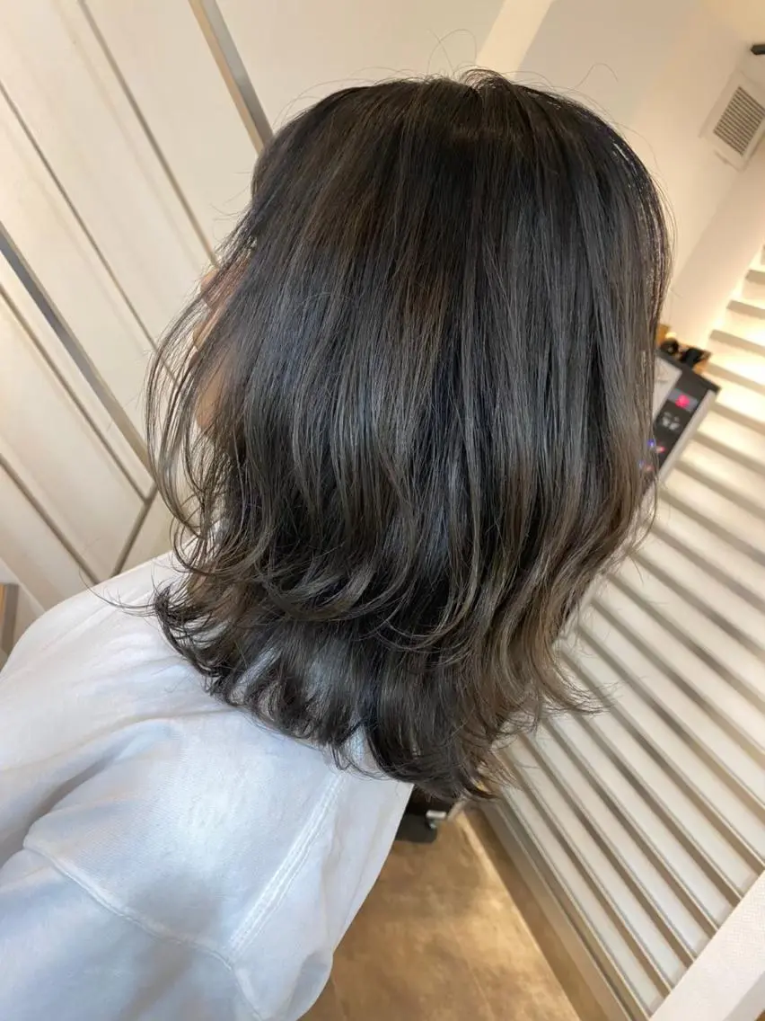 カラー パーマ ヘアアレンジ ミディアム アディクシーカラー アッシュ ミストバング ブリーチ ブロンド 初めてでも安心🌟 newi町田✂のヘアスタイル