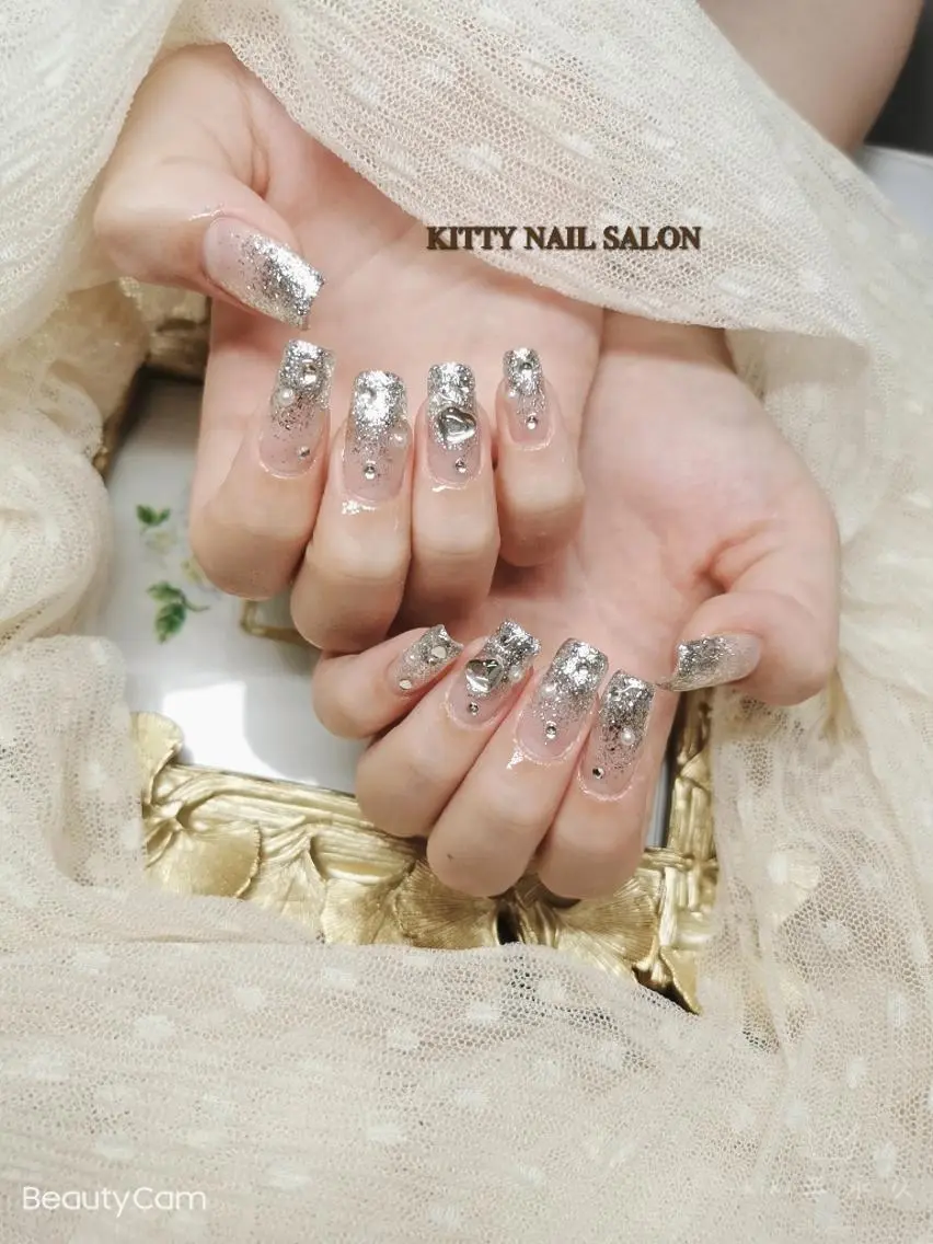 ネイル ストーンネイル kitty nail salonのネイルデザイン
